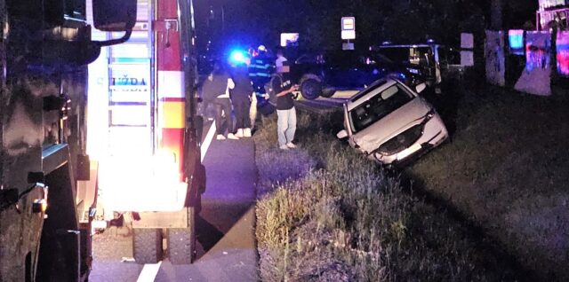 Nehoda Hnúšťa, auto v priekope