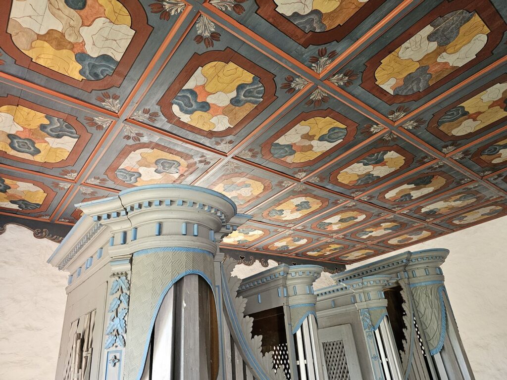 Obnovený kazetový strop kostola v Rimavskej Bani