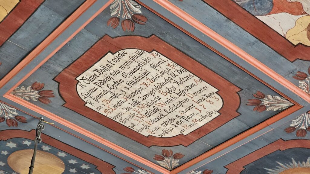 Obnovený kazetový strop kostola v Rimavskej Bani - jedna z kaziet