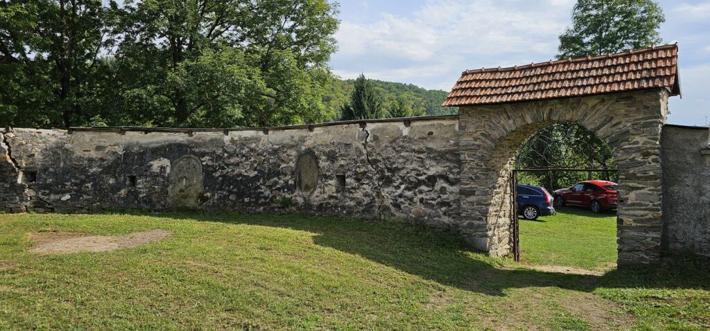 Renesančný múr kostola Rimavská Baňa s narušenou statikou