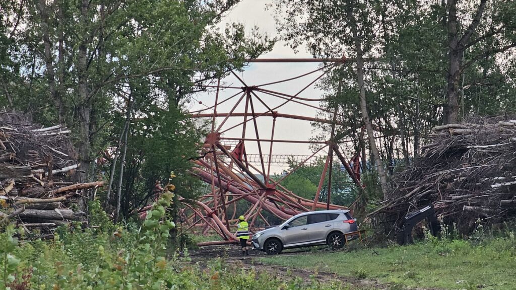 Trosky obrovského stožiara vysielača po odstrele