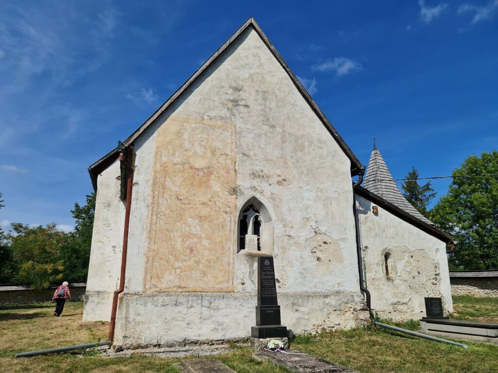 Východná stena presbytéria kostola v Kraskove v roku 2022
