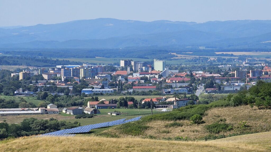 Výhľad z blízkosti rozhľadne na Rimavskú Sobotu