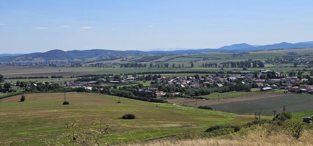 Výhľad z blízkosti rozhľadne na okolie Rimavských Janoviec
