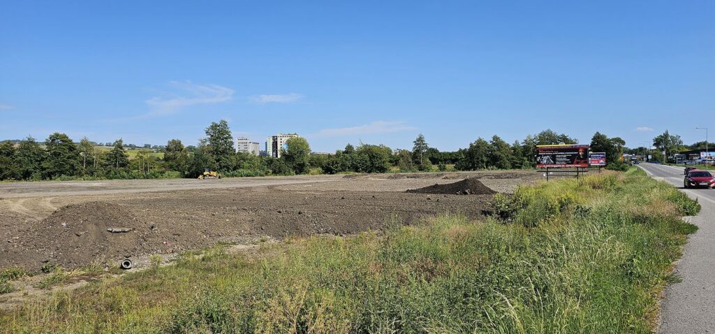 Zemné práce na mieste budúcej obchodnej zóny