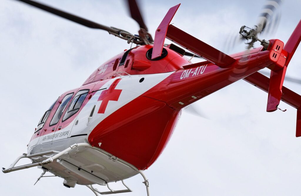 Helikoptéra, vrtuľník, záchranári, zdravotníci