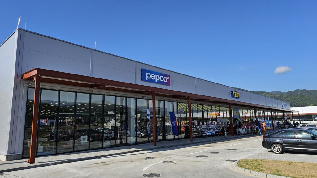 Menšia z budov OC Point Revúca