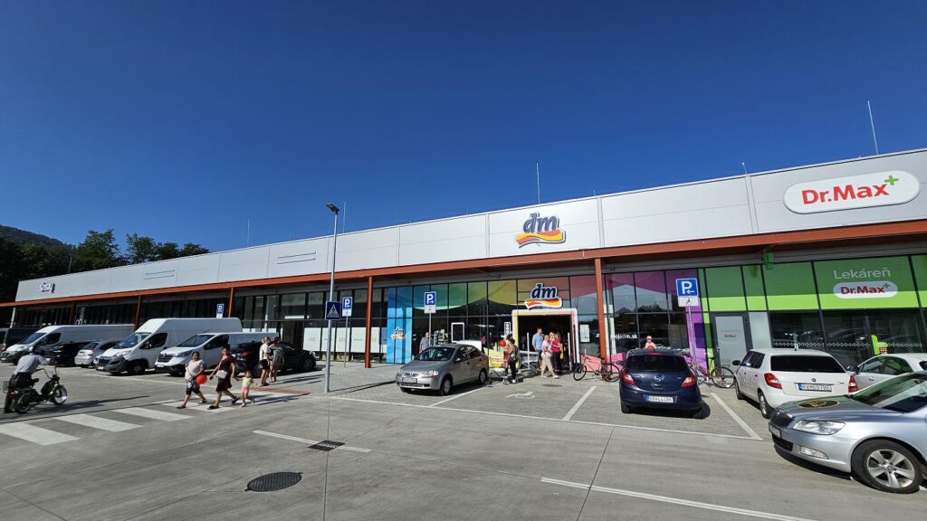 Väčšia z budov OC Point Revúca, kde je i Woolworth