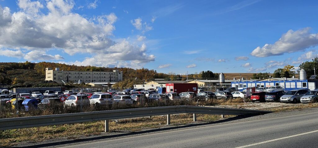 Autá parkujúce pri závode Winkelmann