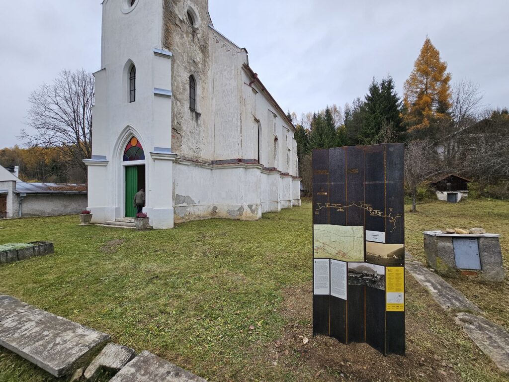 Coburgovská železná cesta - informačný panel v dedine Vaľkovňa