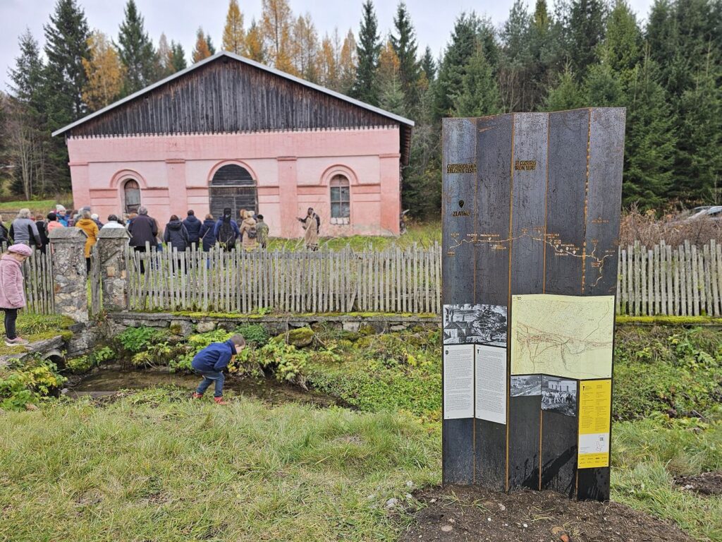 Informačný panel vo Vaľkovni, časti Zlatno