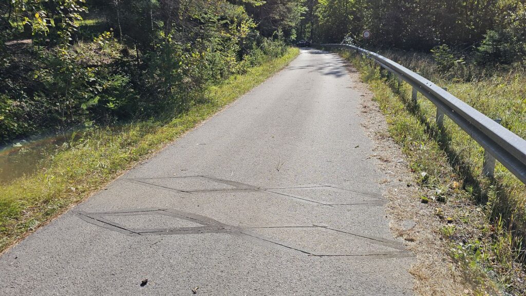 Cyklosčítače vo vozovke cesty na Veľkej lúke - Pieskoch