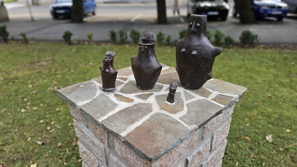 Expozícia nádob bádenskej kultúry na Hlavnom námestí Tornaľa