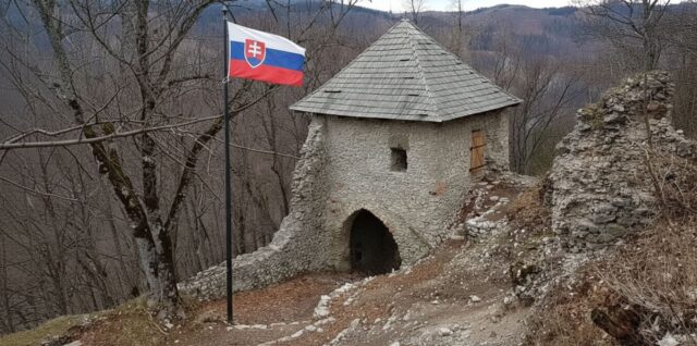 Muránsky hrad - vstupná brána so stožiarom a vlajkou