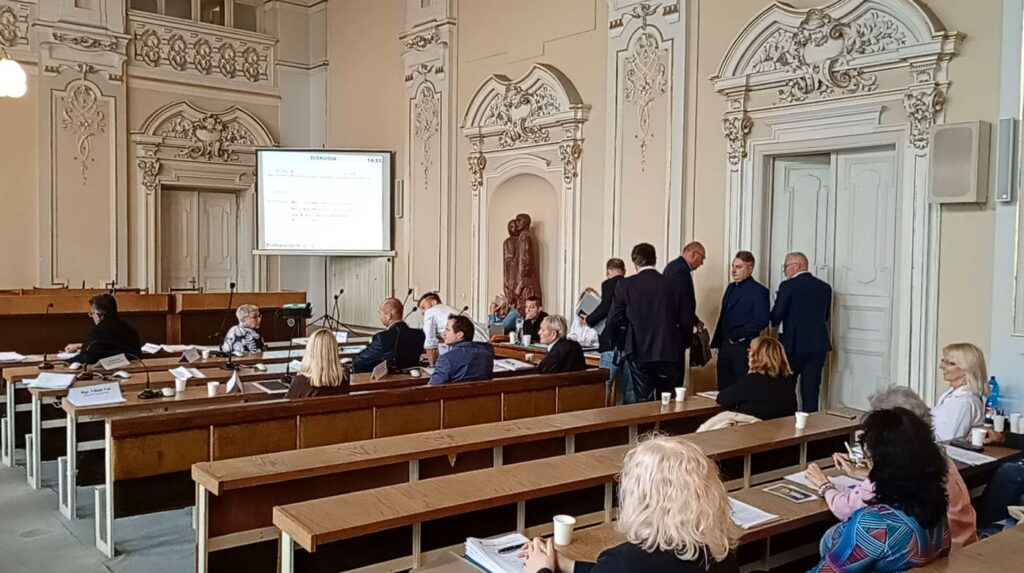 Odchod poslancov Alternatíva 2022 a Spolu sme Sobota zo zasadnutia mestského zastupiteľstva