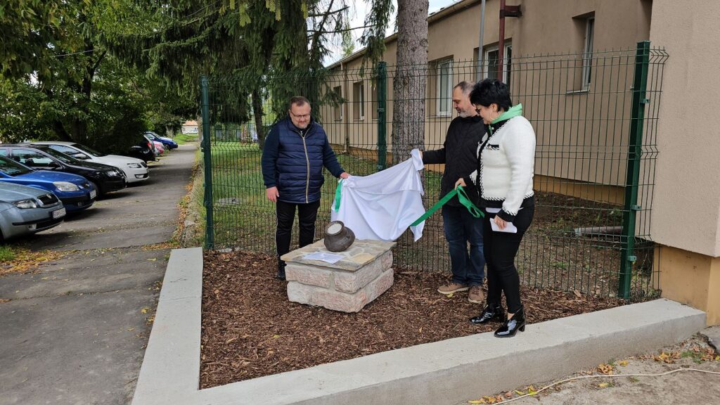 Odhalenie pamätníka na mieste, kde bolo pohrebisko
