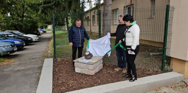 Odhalenie pamätníka na mieste, kde bolo pohrebisko