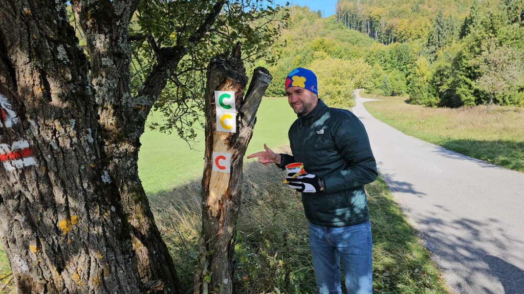 Ondrej Lunter pri značke, ktorú sám namaľoval