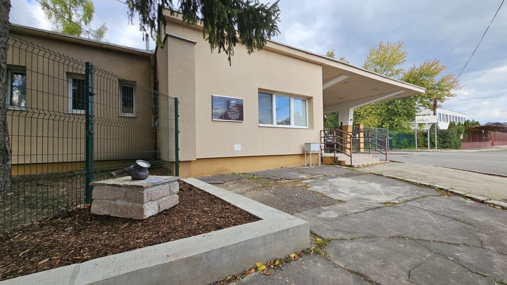 Pamätník pri vchode do bývalej Ozety, pohrebisko