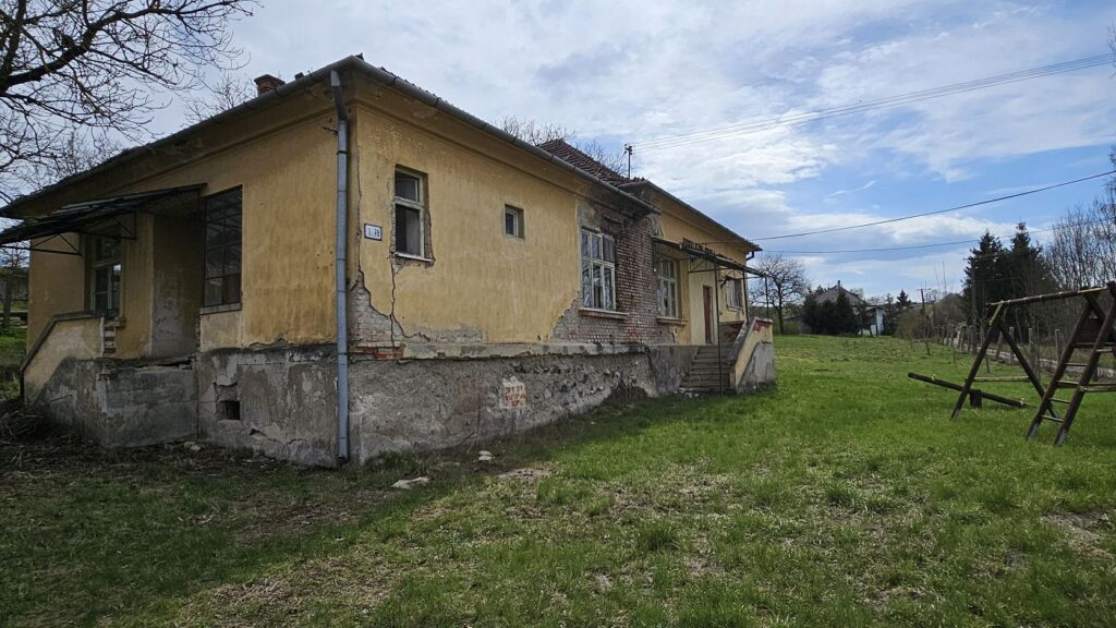 Stará škola v Bakte