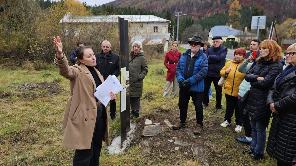 Veronika Aschenbrierová prezentuje informačný panel v Novej Maši