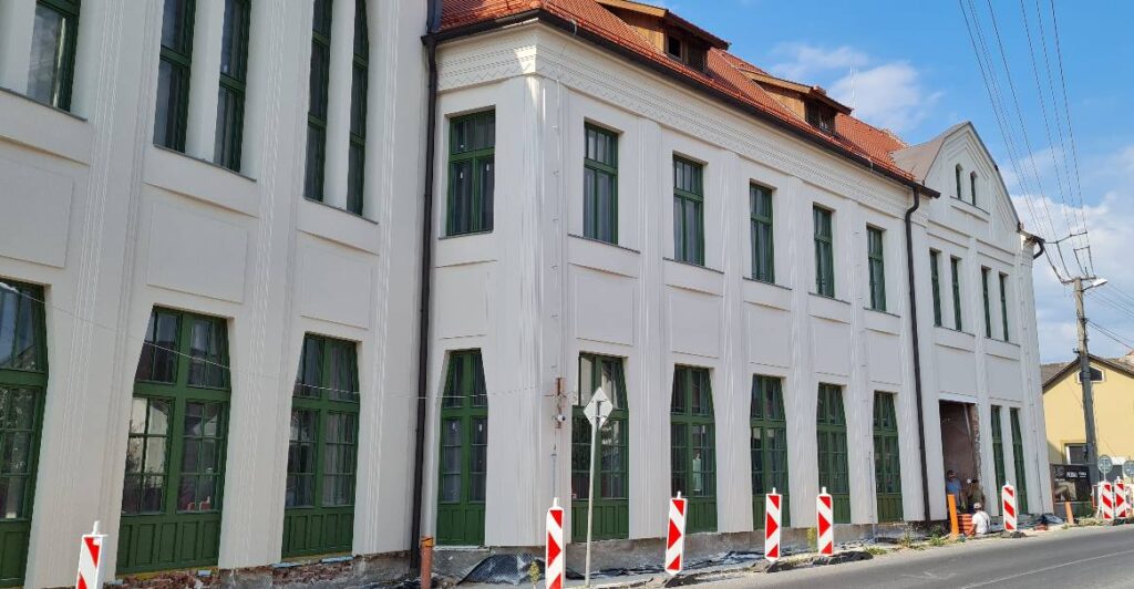 Zrekonštruopvaná fasáda, radnica Fiľakovo