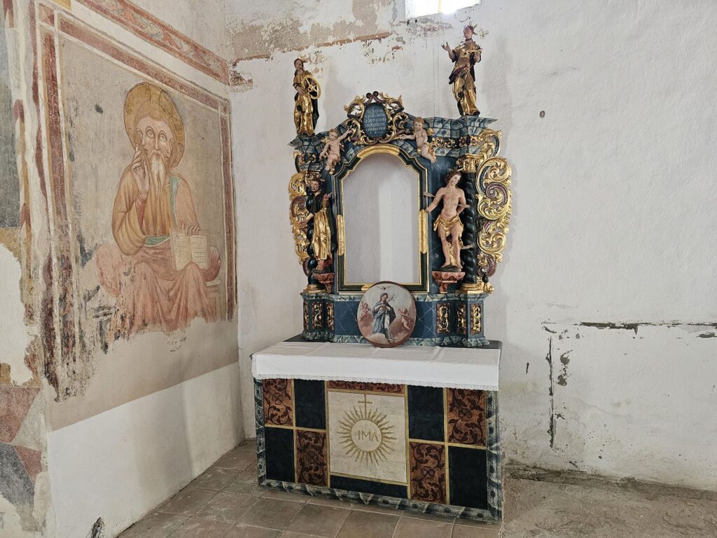 Bočný barokový oltár v gotickom kostole v dedine Rákoš