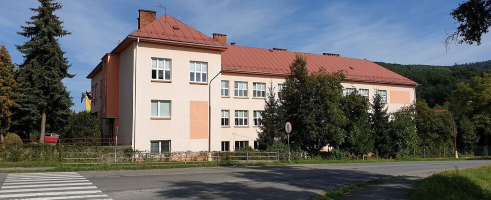 Budova bývalého Gymnázia Mateja Hrebendu Hnúšťa