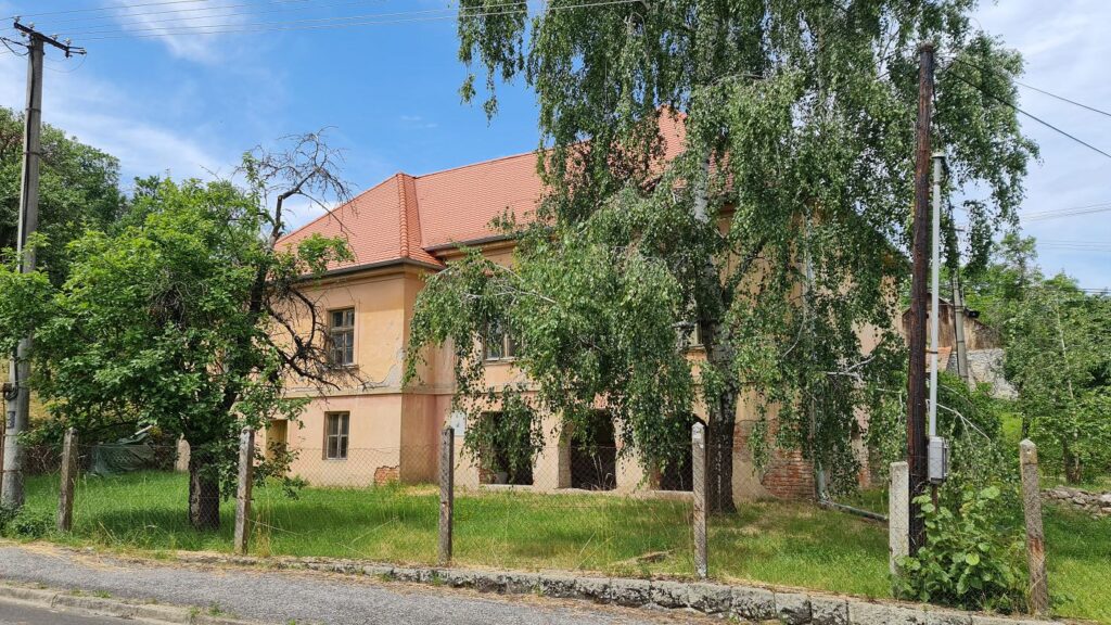 Časť budovy školy v Lukovištiach s klenbami