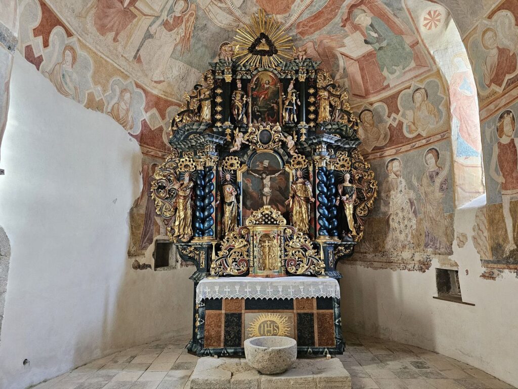 Hlavný barokový oltár v gotickom kostole v dedine Rákoš