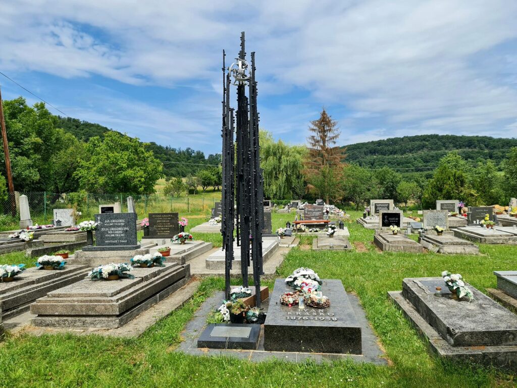 Hrob Ivana Kraska s plastikou, ktorú vytvorila sochárka Alina Ferdinandy