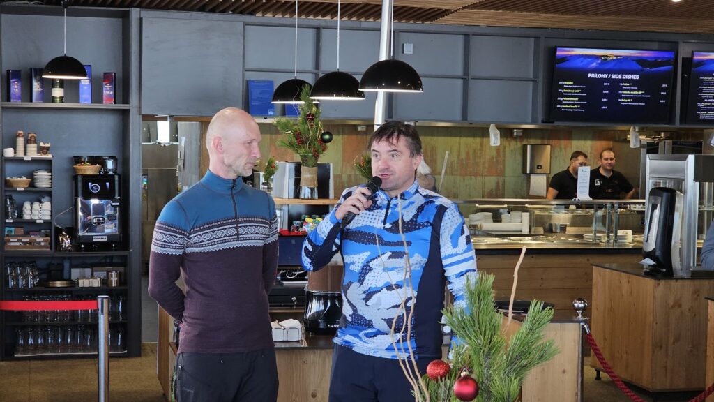 Igor Rattaj (vpravo) počas otvorenia sezóny na Chopku