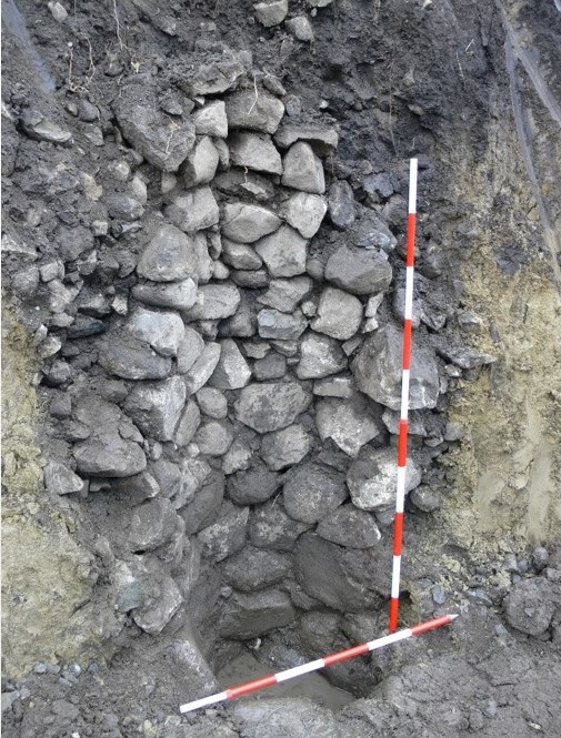 Kamenný plášť zaniknutej studne na Ul. K. Mikszátha (dnes budova Sociálnej poisťovne)