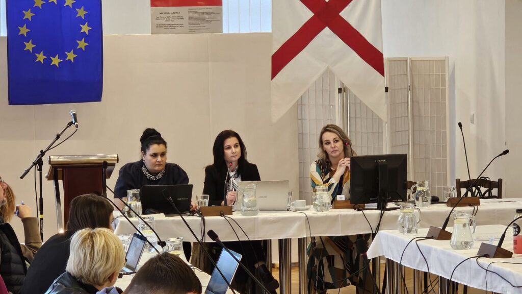 Keď Július Buchta zo zasadnutia odišiel, viedla ho jeho zástupkyňa Lucia Medvecová (na fotografii vpravo)