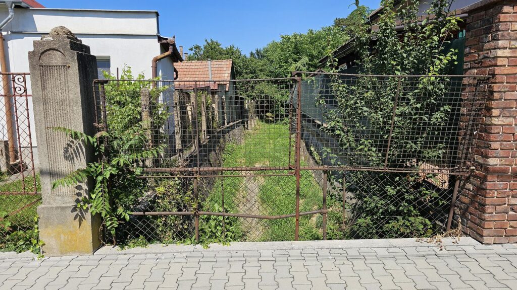 Miesto na Daxnerovej ulici, kde Cintorínsky potok vteká pod zem