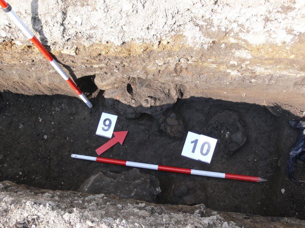 Nálezy žiarových hrobov na Daxnerovej ulici, stredná doba bronzová – pilinská kultúra