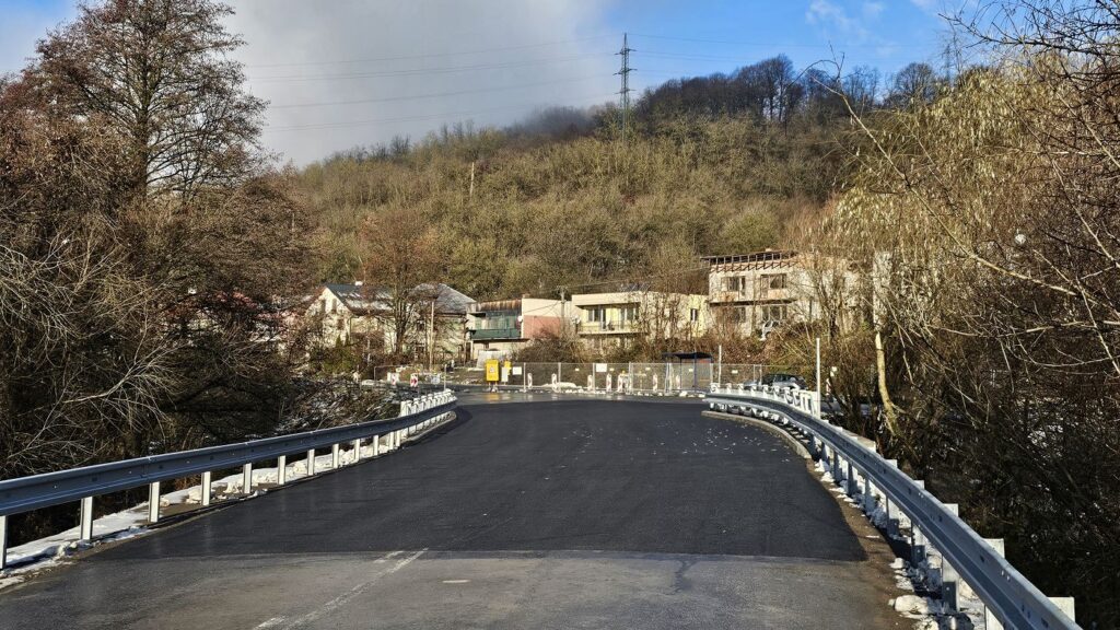 Nová asfaltka na moste Hnúšťa