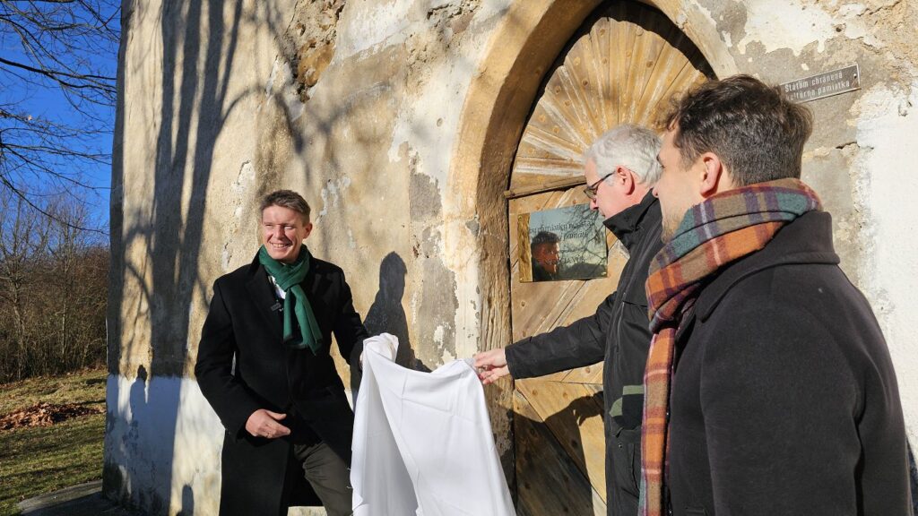 Odhalenie tabule informujúcej o obnove oltárov