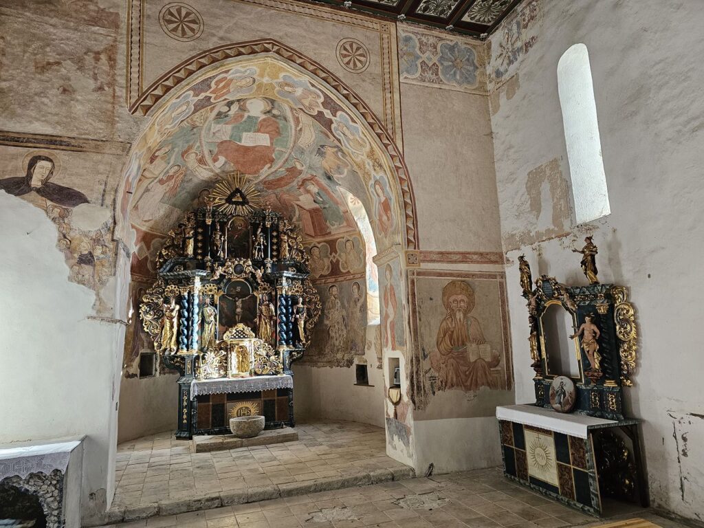 Oltáre v gotickom kostole v Rákoši