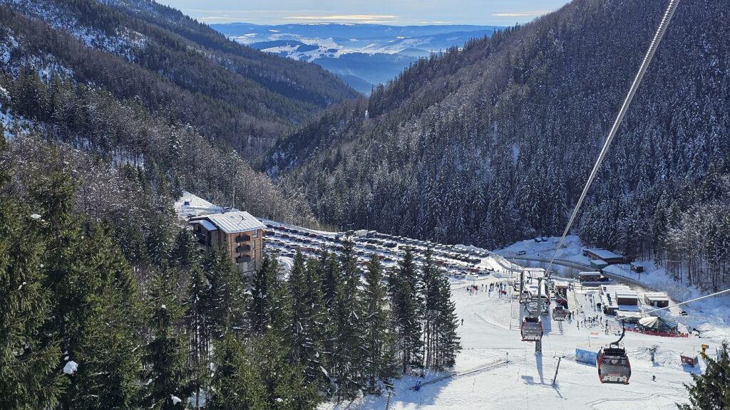Parkovisko a stanica lanovky na južnej strane Chopka