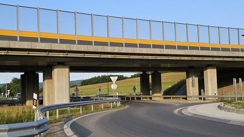 Piliere mosta pri Mýtnej, pod ktoré museli stavbári vtláčať betón