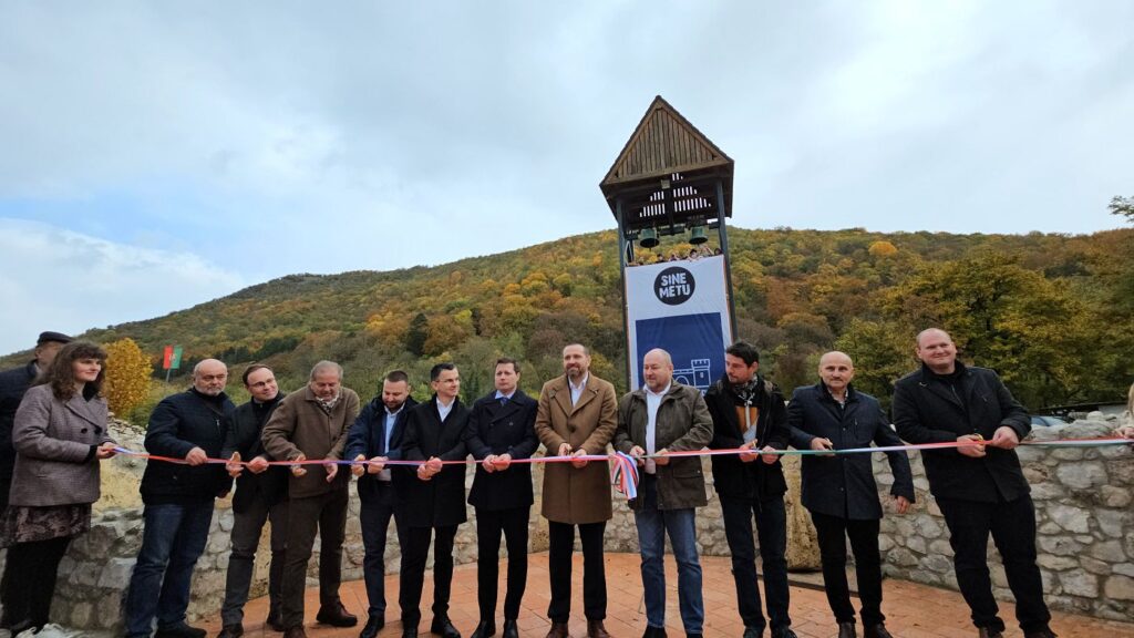 Rudolf Huliak spolu s ďalšími osobnosťami prestrihol pásku pri slávnostnom odovzdaní zrekonštruovaných ruín kláštora Gombasek