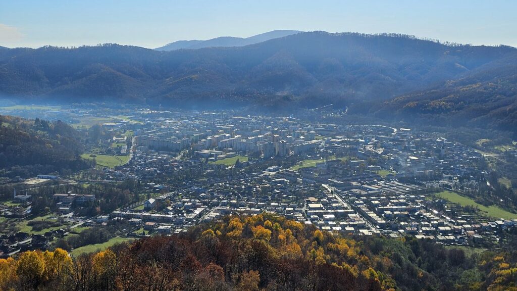 Výhľad z rozhľadne na mesto Revúca
