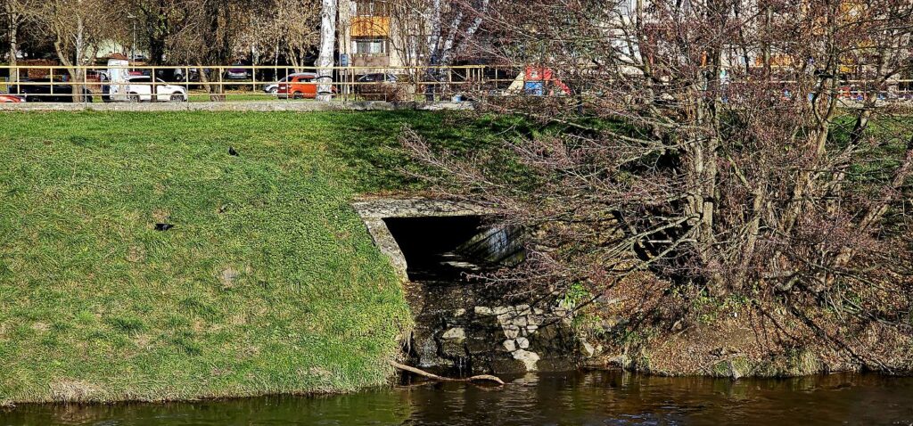 Vyústenie Cintorínskeho potoka do Rimavy na sídlisku Rimava