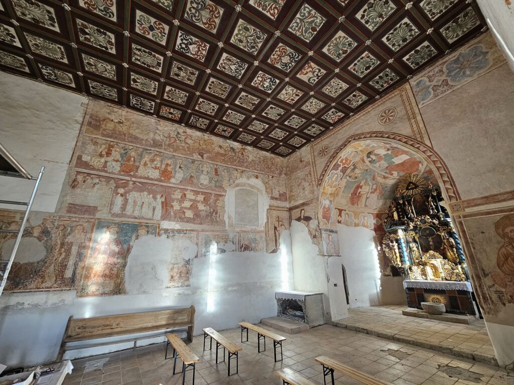 Vzácny drevený kazetový strop kostola v Rákoši