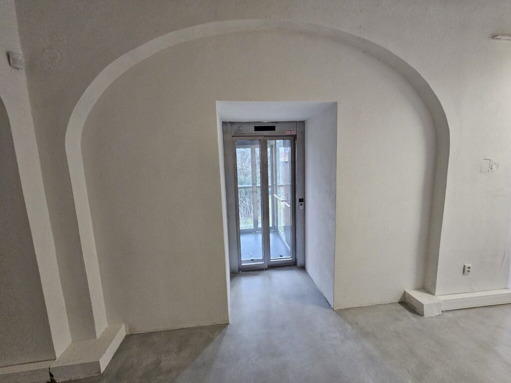 Dvere výťahu na prvom poschodí Novohradského múzea a galérie