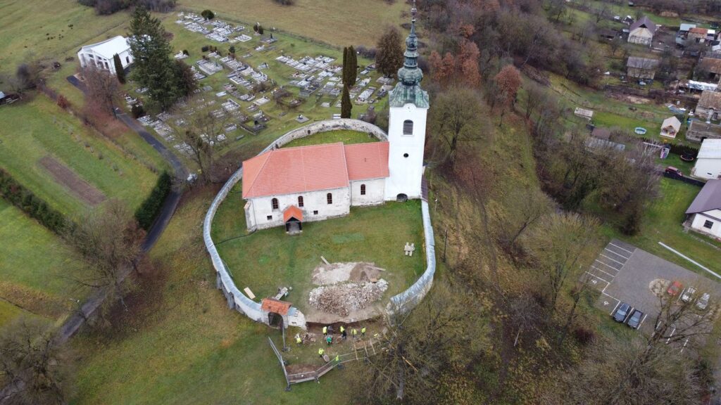 Kostol Rimavská Baňa počas rekonštrukcie hradobného múra