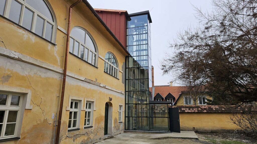 Nový výťah pri budove Novohradského múzea a galérie