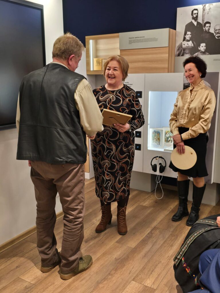 Oľga Maciaková, Danica Bartová