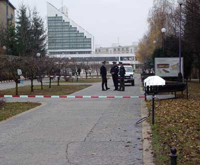 Policajti v roku 2006 na mieste, kde zomrel Zolov otec